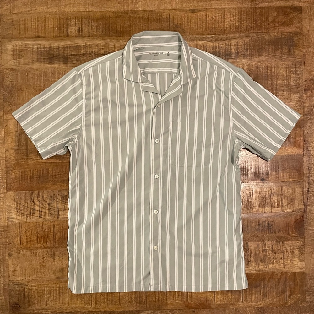 Abercrombie & Fitch Camp Collar Short Sleeve Button Up Shirt - Picture 2 of 5